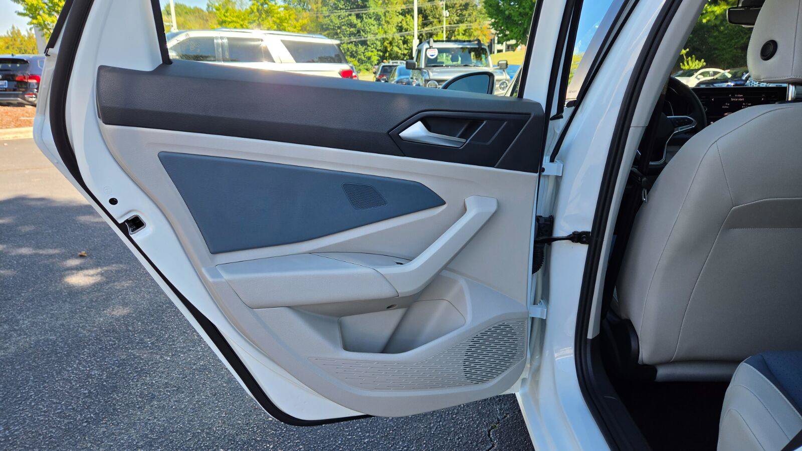 Certified 2025 Volkswagen Jetta SE w/ Sunroof Package FWD image 49