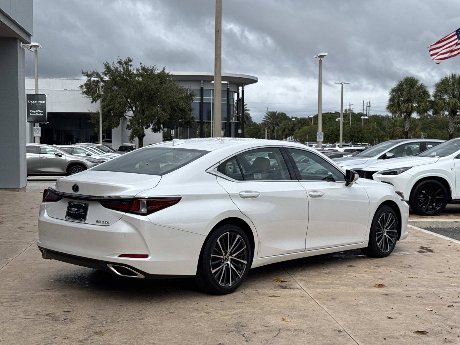 Used 2024 Lexus ES 350 w/ Premium Package FWD image 11