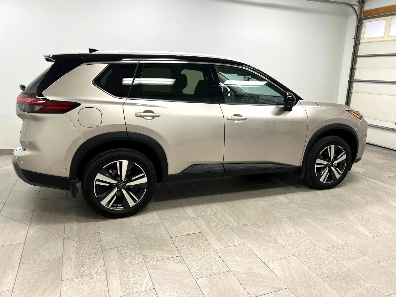 Used 2024 Nissan Rogue SL w/ SL Premium Package image 8