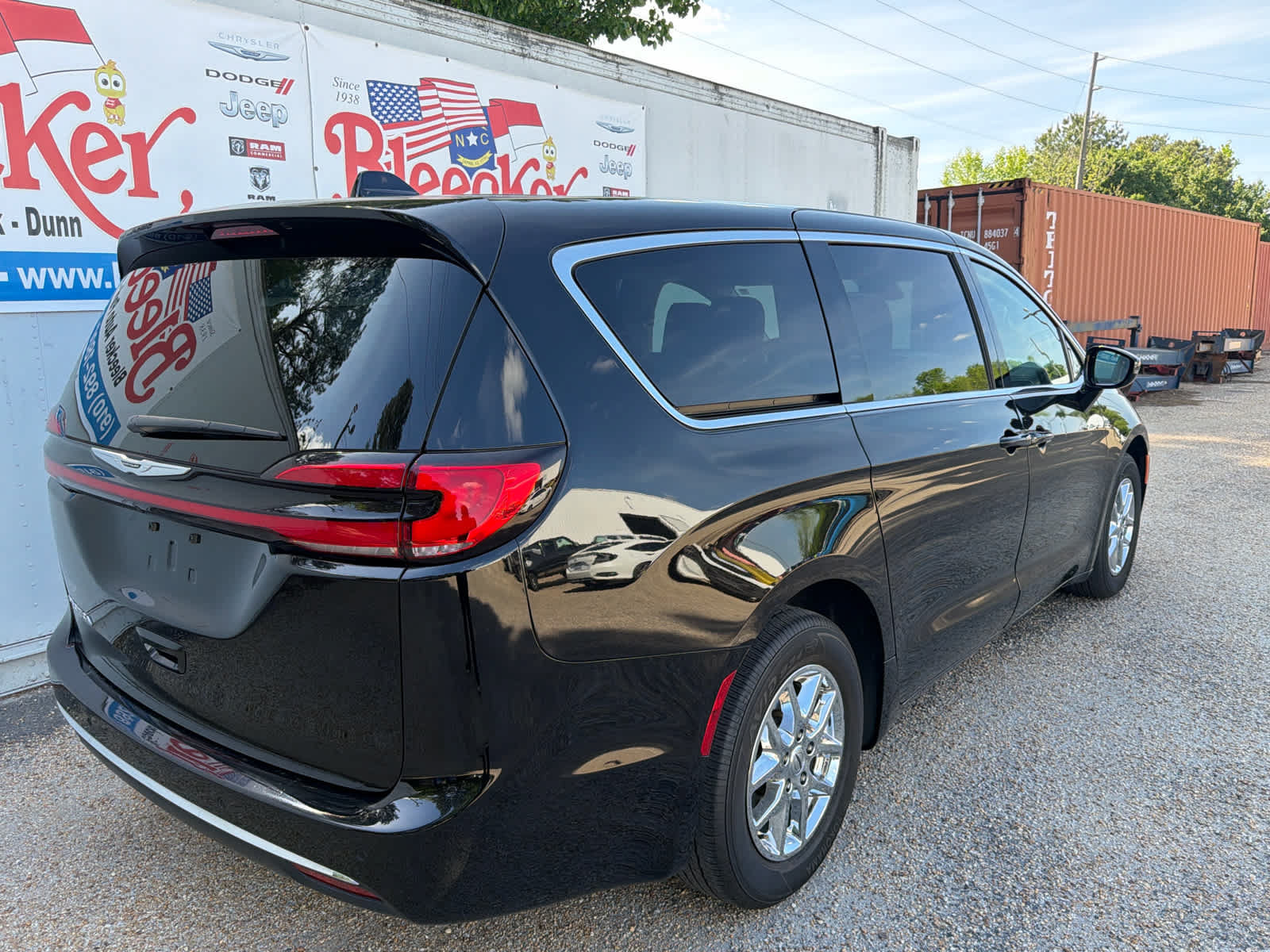 Used 2024 Chrysler Pacifica Touring-L FWD image 3