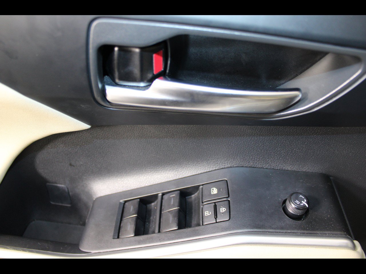 Used 2024 Toyota Highlander XLE FWD image 15
