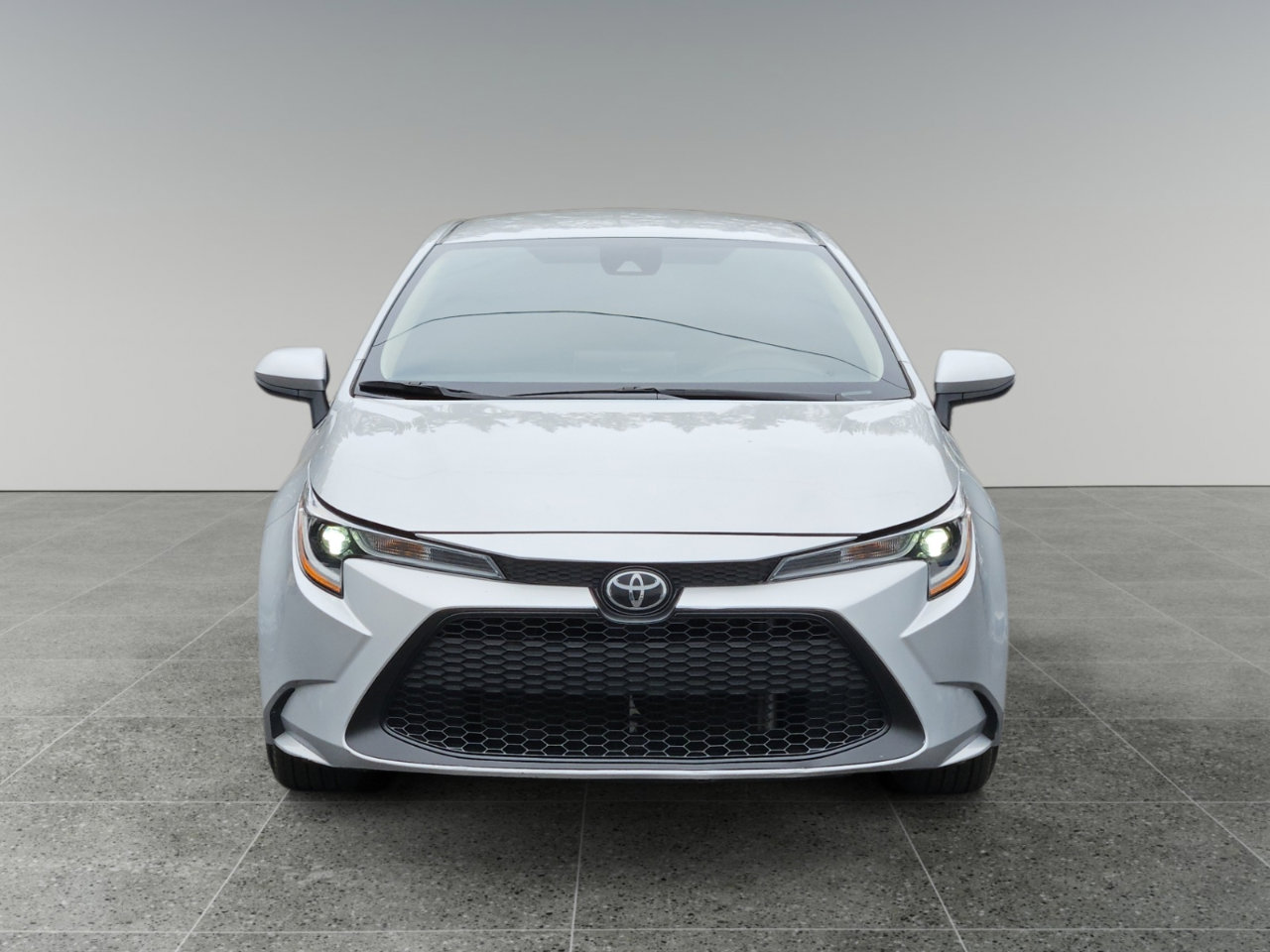 Used 2021 Toyota Corolla LE image 2