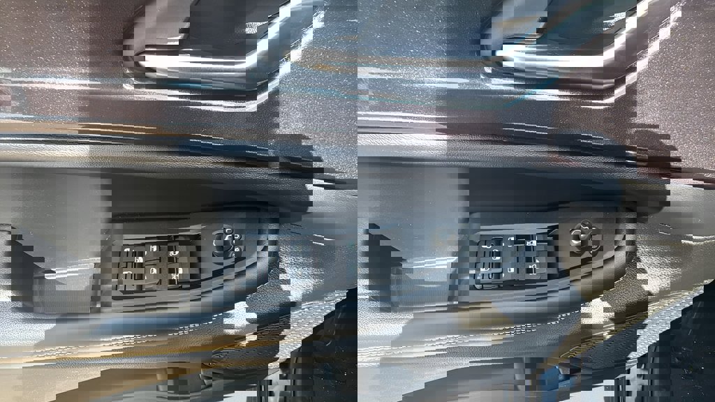 Used 2023 Jeep Grand Cherokee Laredo image 10