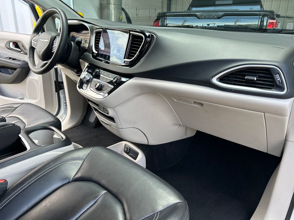 Used 2023 Chrysler Pacifica Touring-L image 34