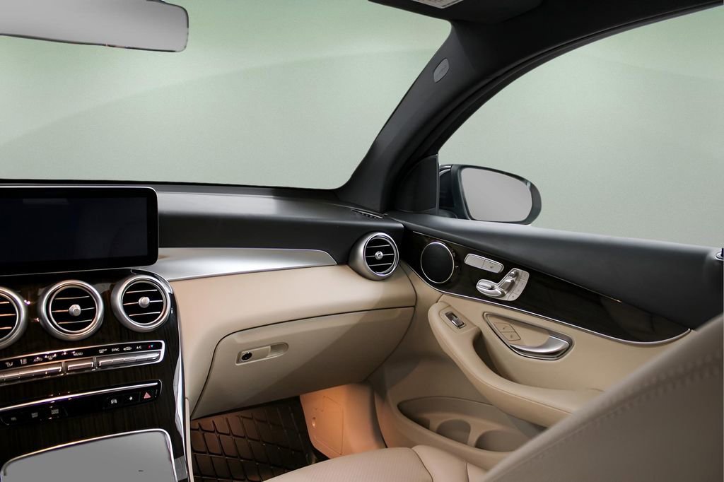 Used 2022 Mercedes-Benz GLC 300 4MATIC Coupe image 25