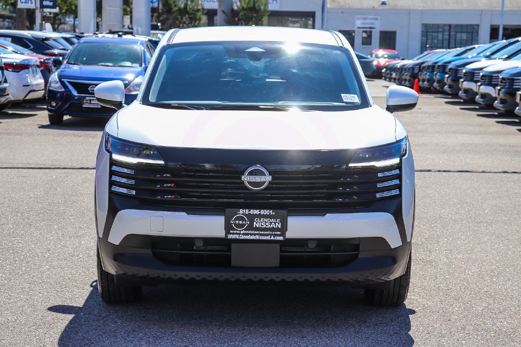 Used 2025 Nissan Kicks SV AWD/4WD image 2