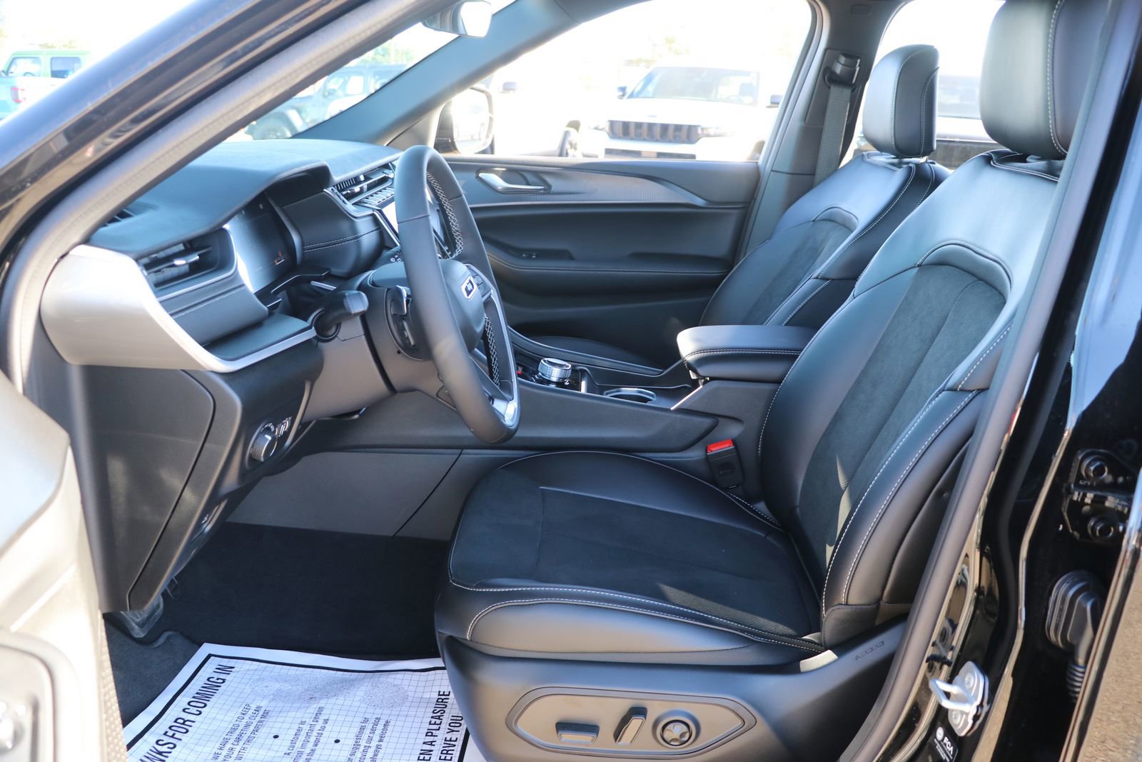 New 2025 Jeep Grand Cherokee L Laredo AWD/4WD image 11
