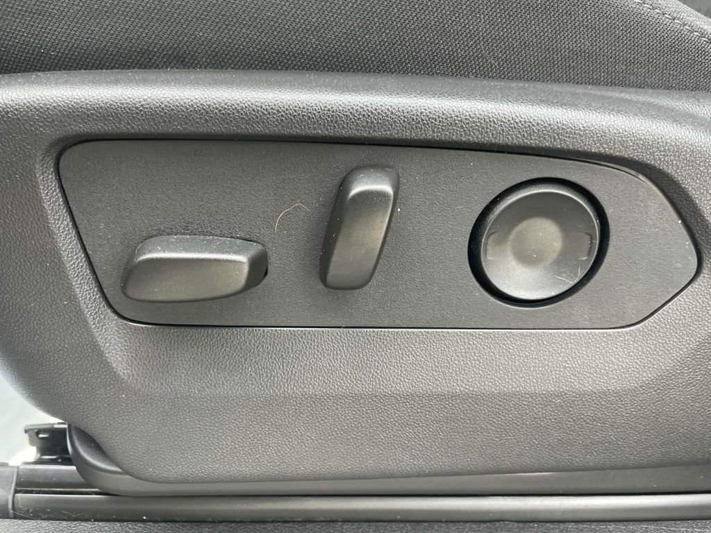 Used 2025 Chevrolet Silverado 1500 Custom image 26