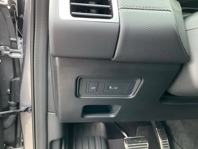 Used 2025 Land Rover Discovery Dynamic SE AWD/4WD image 10