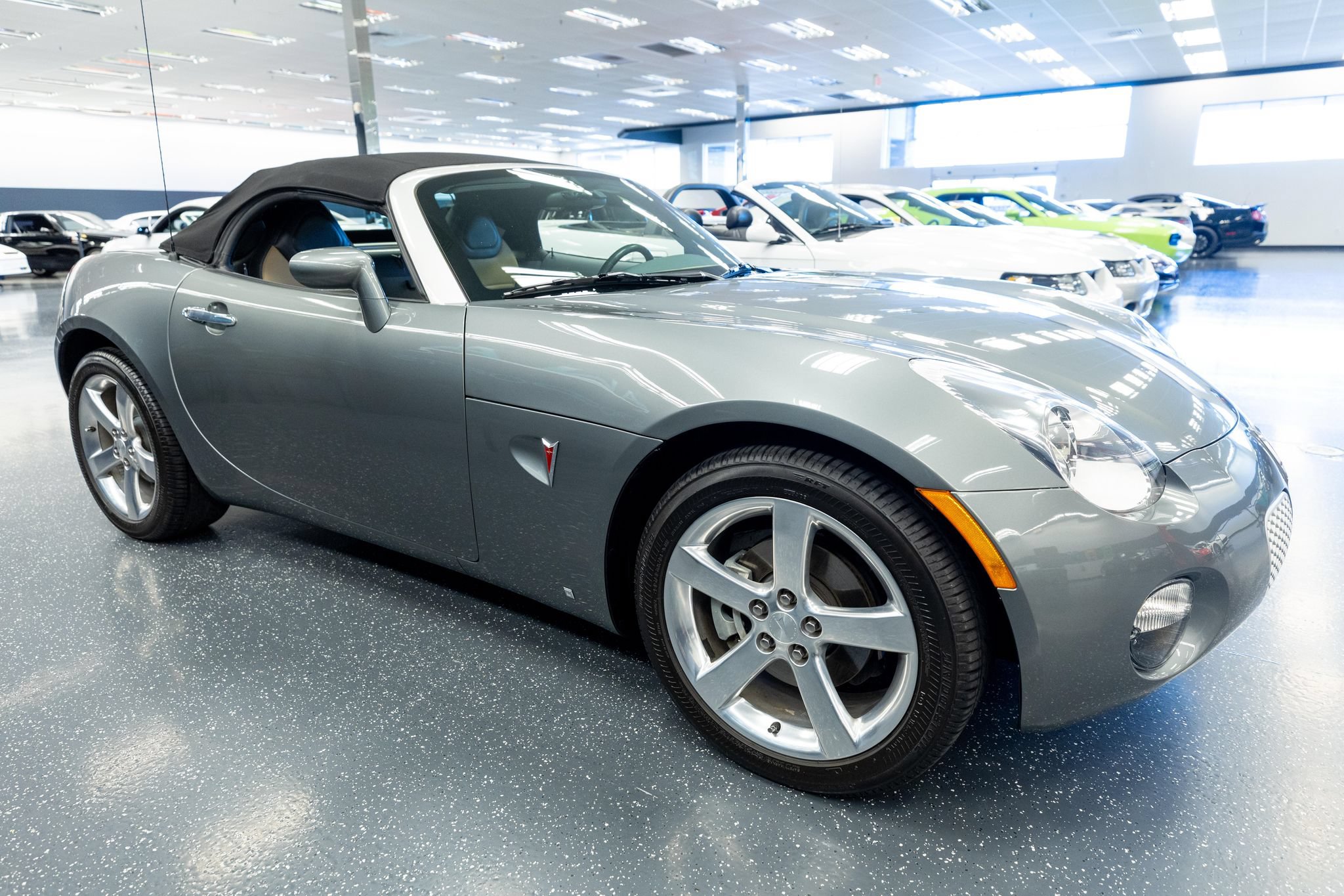 Used 2006 Pontiac Solstice Convertible w/ Premium Package RWD image 4