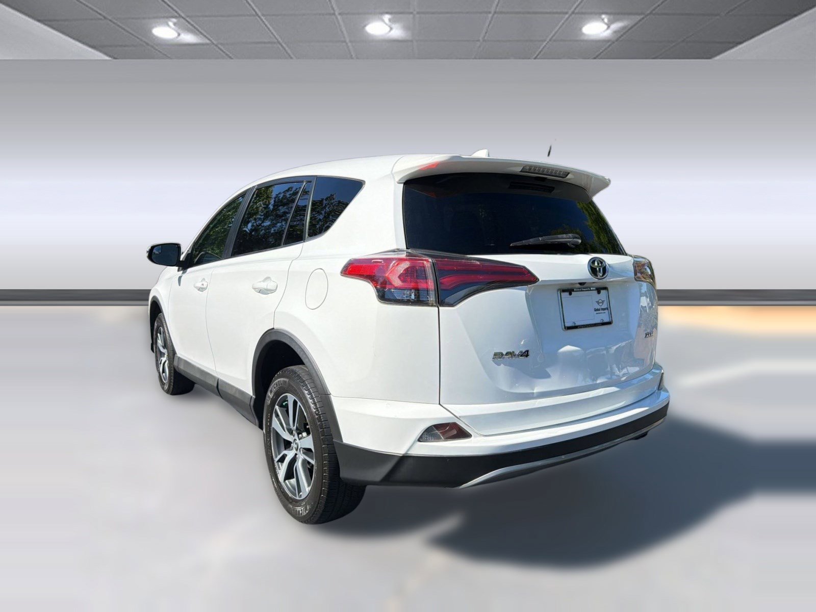 Used 2018 Toyota RAV4 XLE FWD image 3