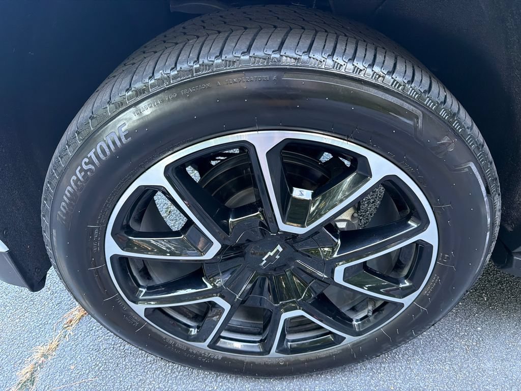 Used 2025 Chevrolet Suburban RST RWD image 11