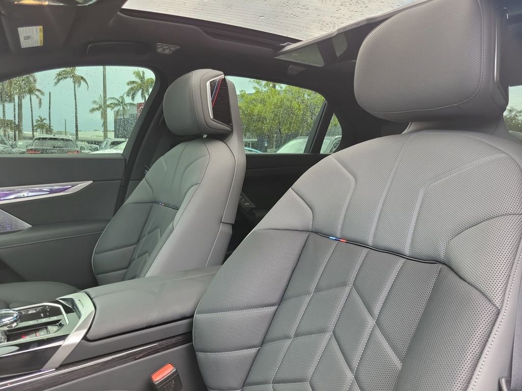 Used 2025 BMW 760i xDrive w/ Executive Package AWD/4WD image 17