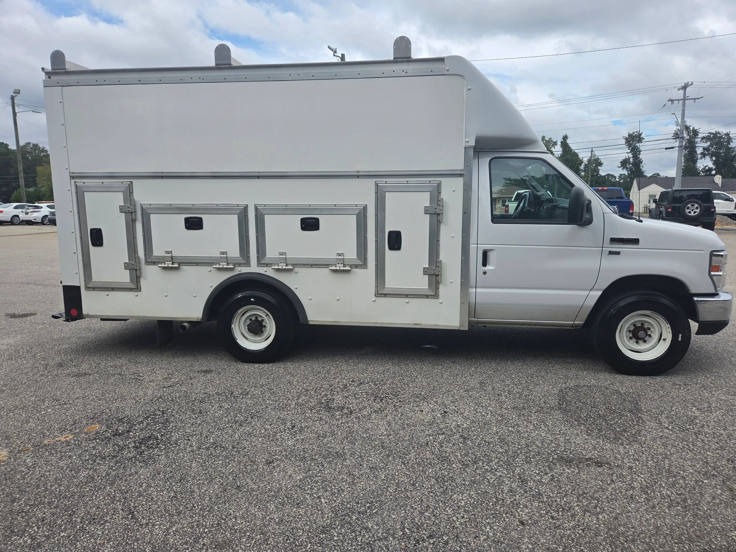 Used 2018 Ford E-350 and Econoline 350 Super Duty w/ Power Windows & Locks Group RWD image 4