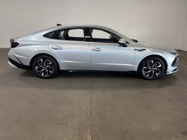 Used 2025 Hyundai Sonata SEL FWD image 2