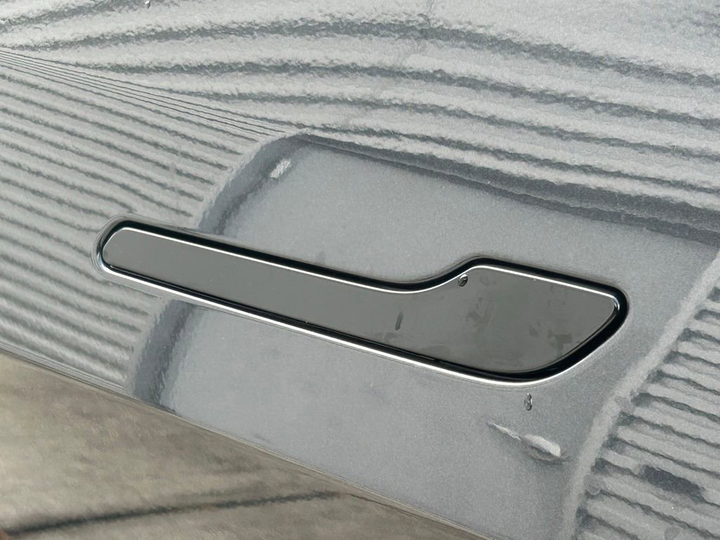 Used 2024 Tesla Model Y 2WD image 32