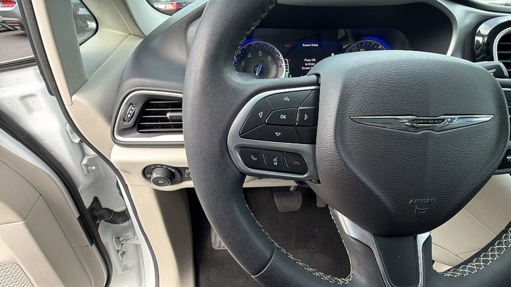 Used 2022 Chrysler Pacifica Touring-L w/ Uconnect Theater Family Group image 25