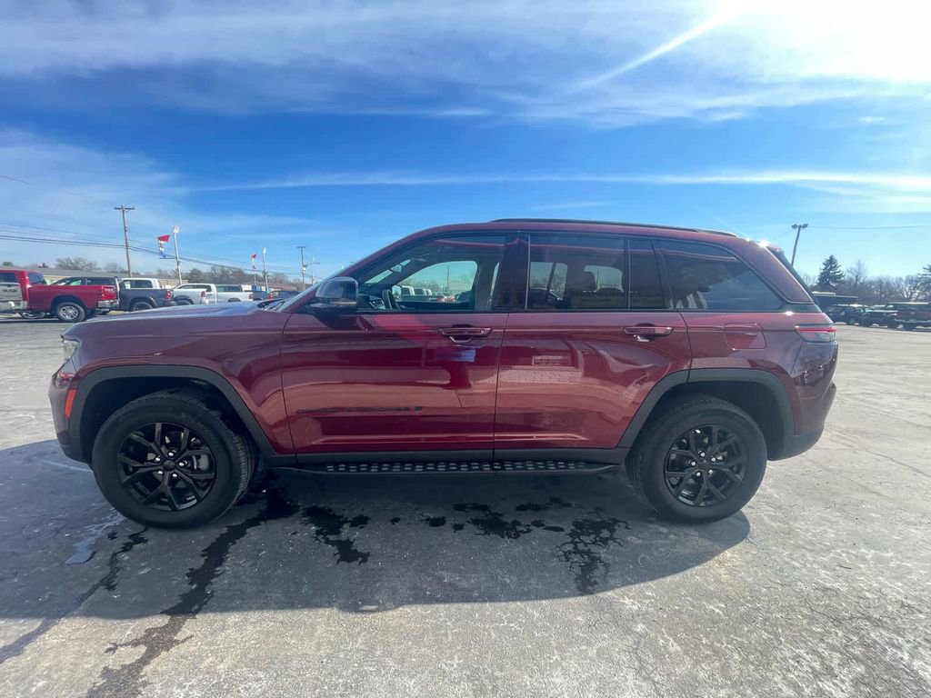 Used 2024 Jeep Grand Cherokee Altitude image 6