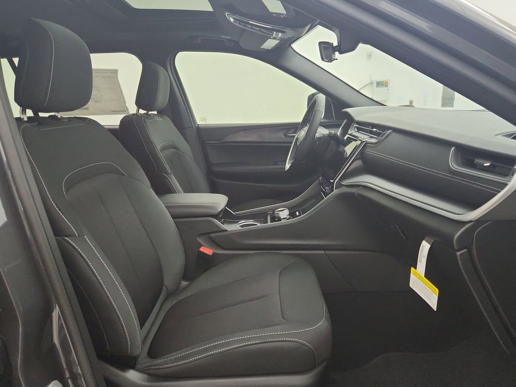 New 2025 Jeep Grand Cherokee L Laredo image 34