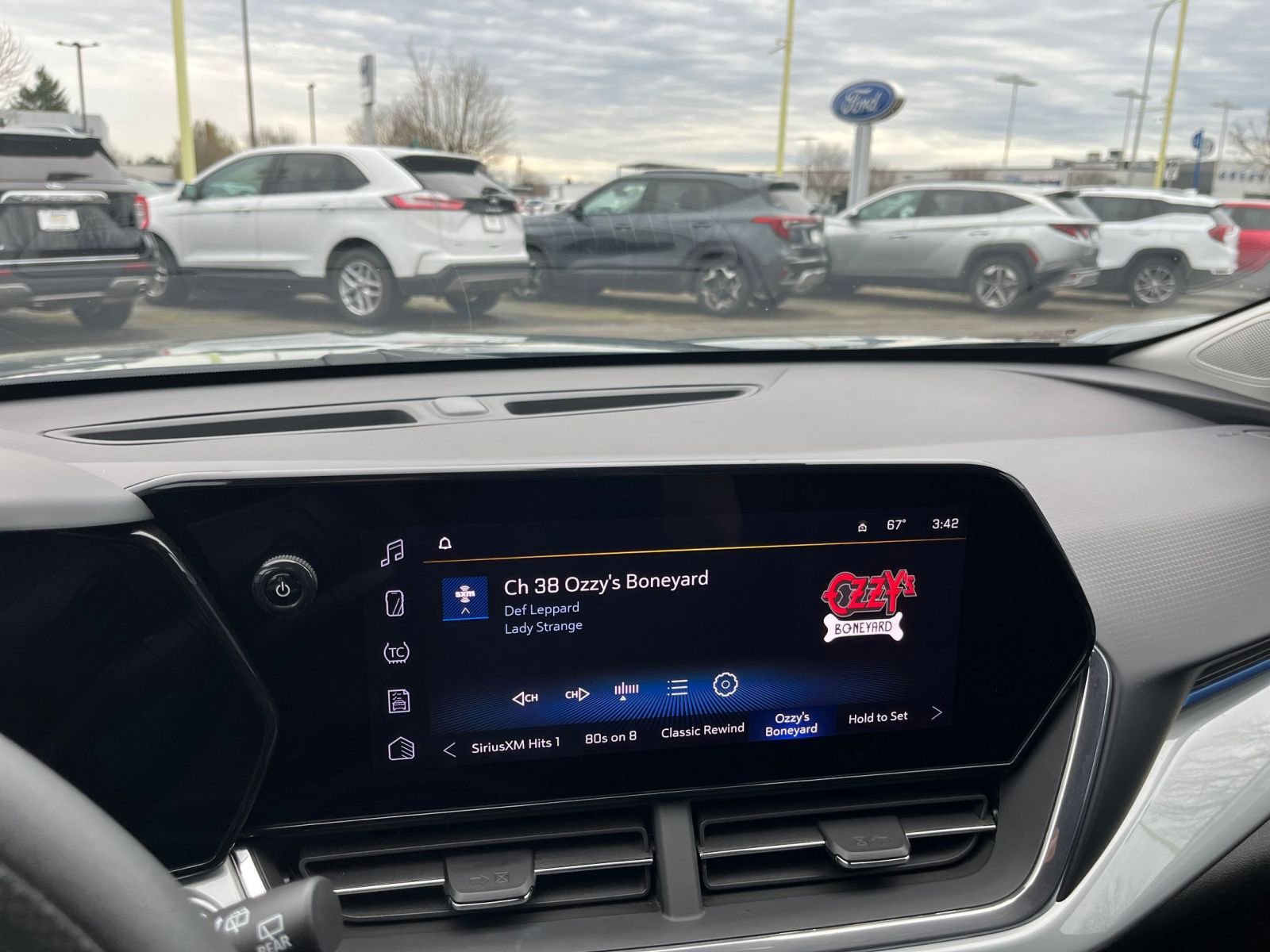 Used 2025 Chevrolet Trax LT FWD image 17