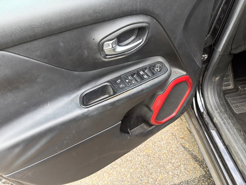 Used 2015 Jeep Renegade Trailhawk AWD/4WD image 11