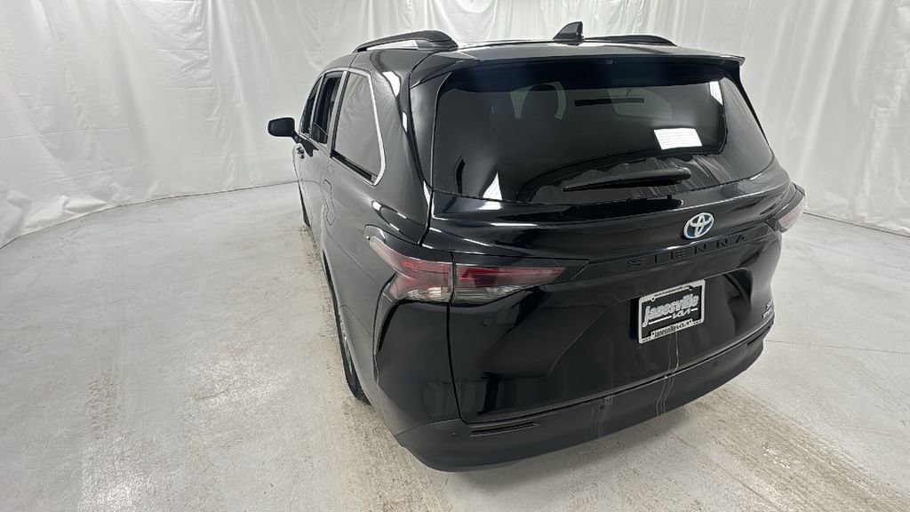 Used 2024 Toyota Sienna XLE image 5
