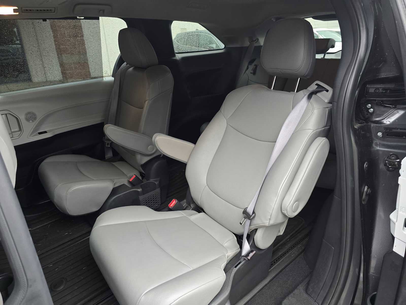 Used 2025 Toyota Sienna XLE image 18
