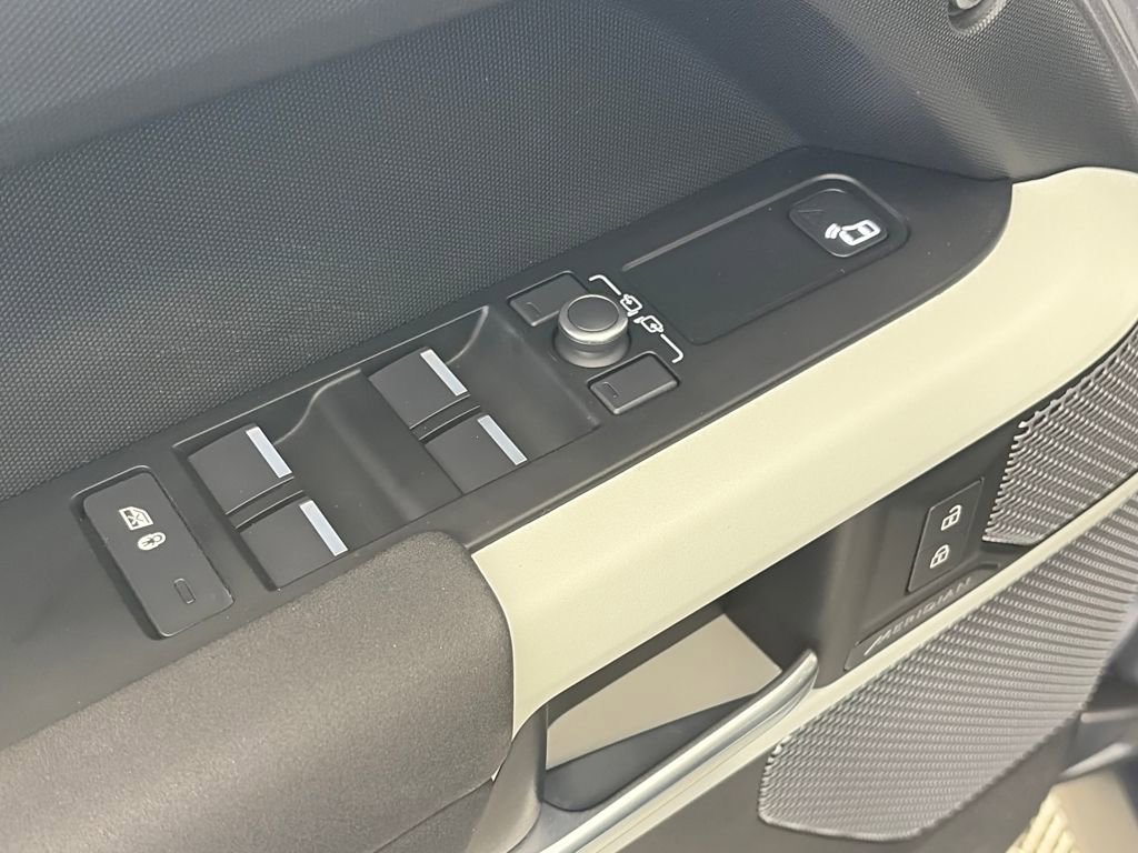 Used 2022 Land Rover Defender 110 image 24