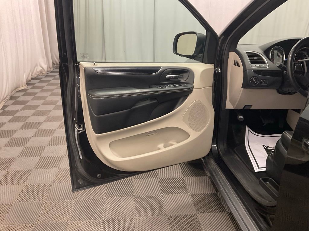 Used 2019 Dodge Grand Caravan SXT image 4