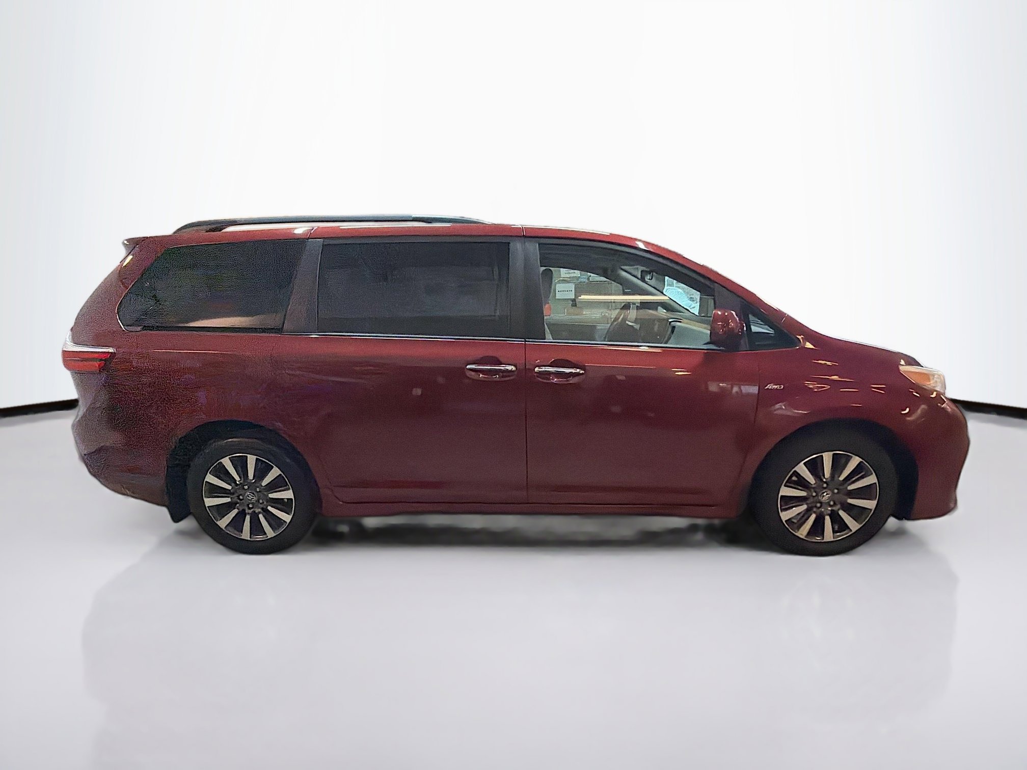 Used 2019 Toyota Sienna XLE image 10