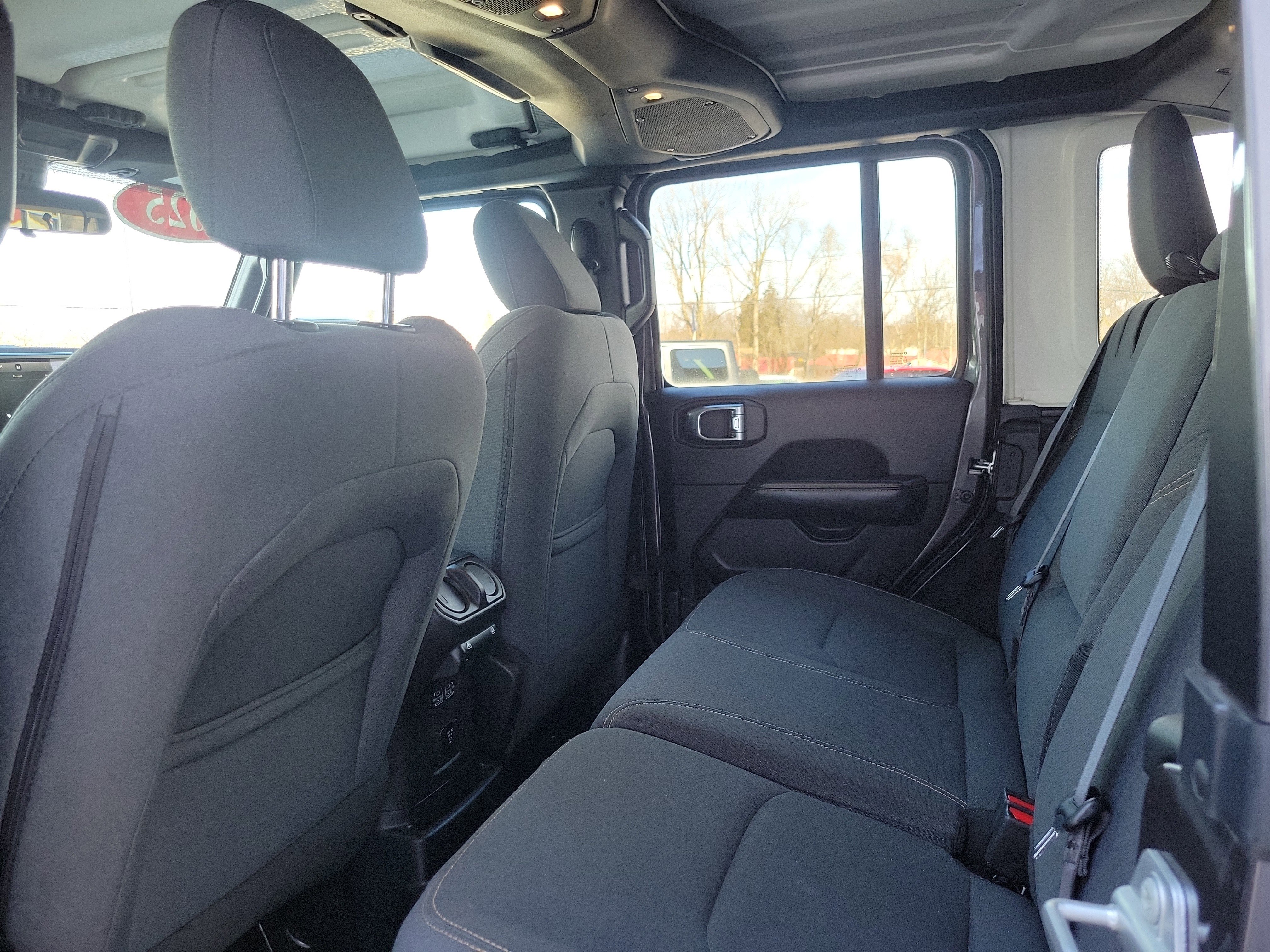 Used 2025 Jeep Wrangler Unlimited Sahara image 18