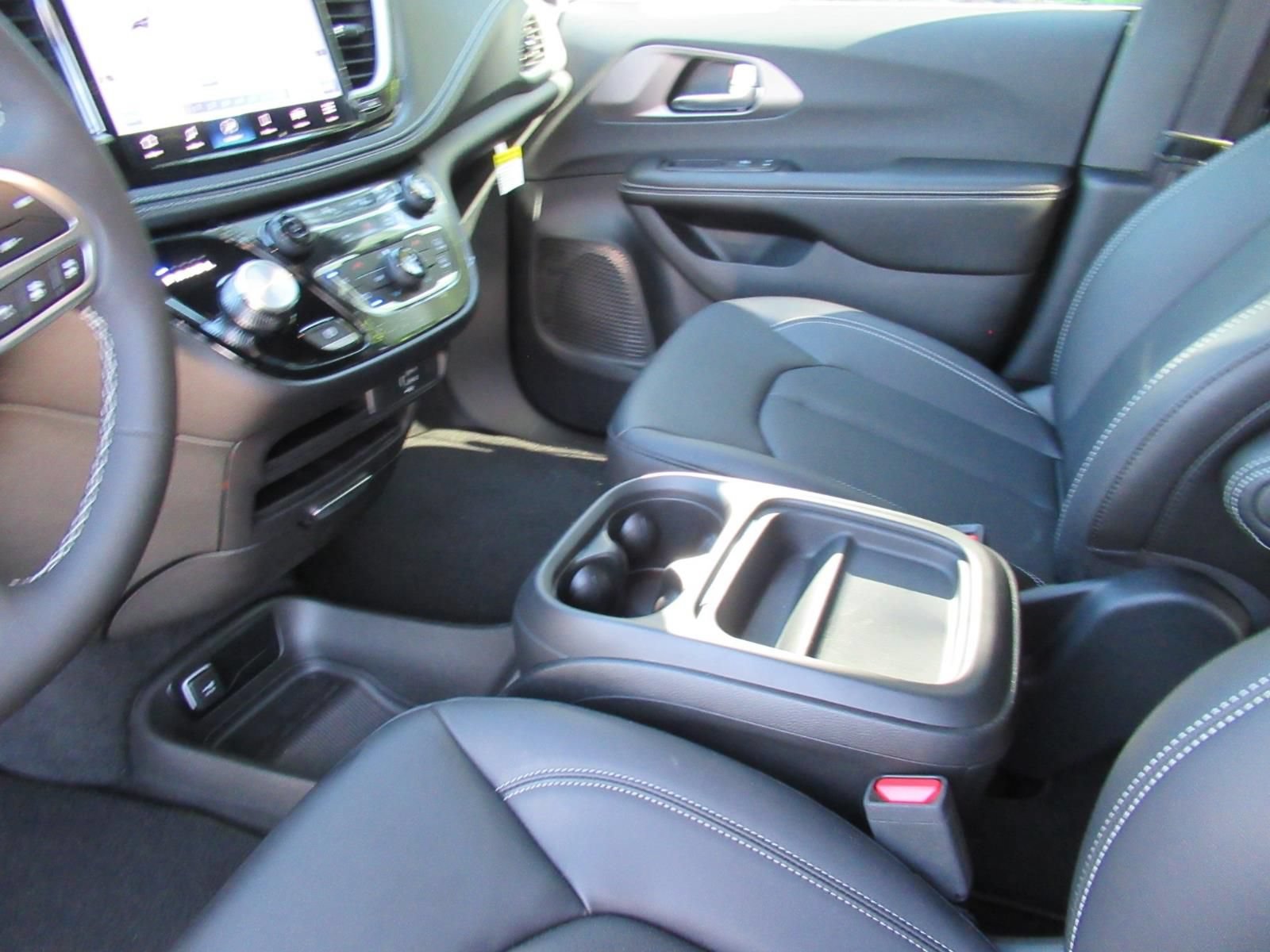 New 2027 Chrysler Pacifica Select FWD image 17