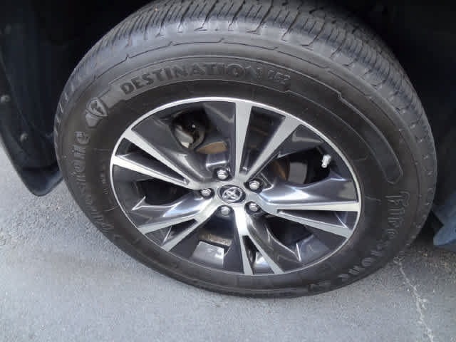 Used 2019 Toyota Highlander LE AWD/4WD image 11