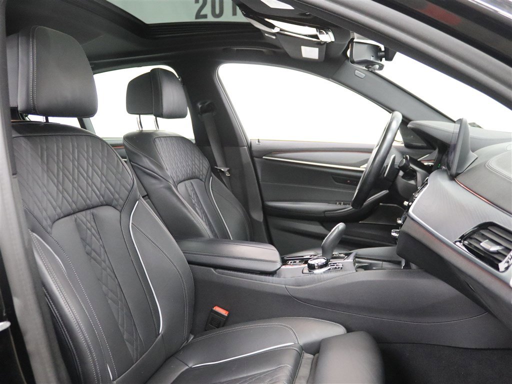 Used 2022 BMW M550i xDrive w/ Executive Package image 24