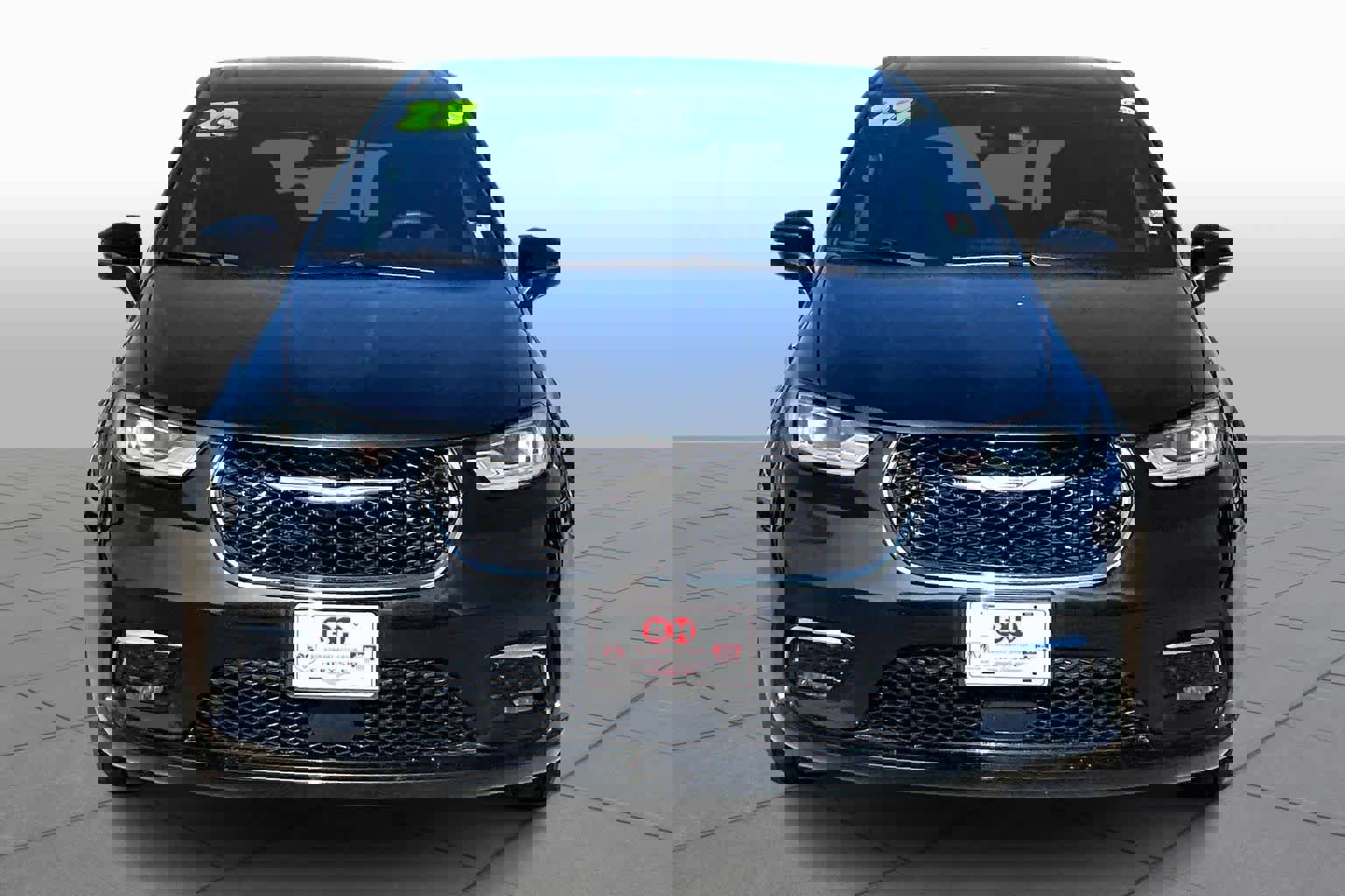 Used 2023 Chrysler Pacifica Touring image 5