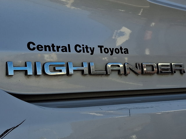 Used 2022 Toyota Highlander L AWD/4WD image 29