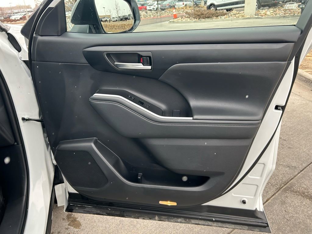 Used 2025 Toyota Highlander XLE image 30