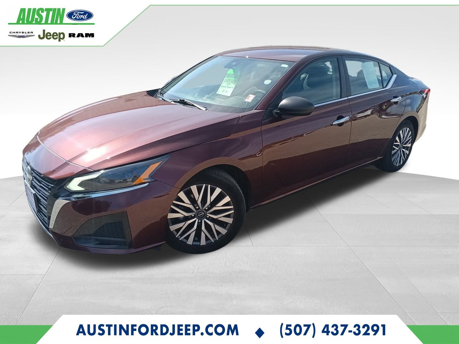 Used 2024 Nissan Altima 2.5 SV image 2