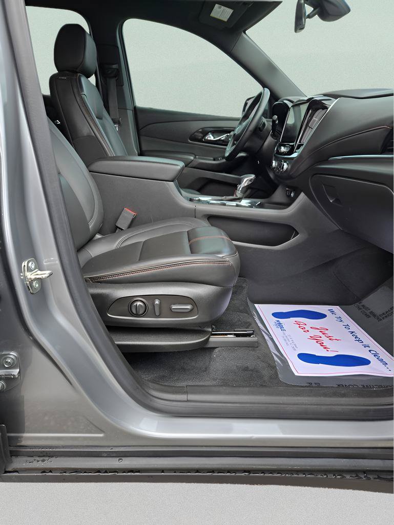 Used 2023 Chevrolet Traverse RS FWD image 14