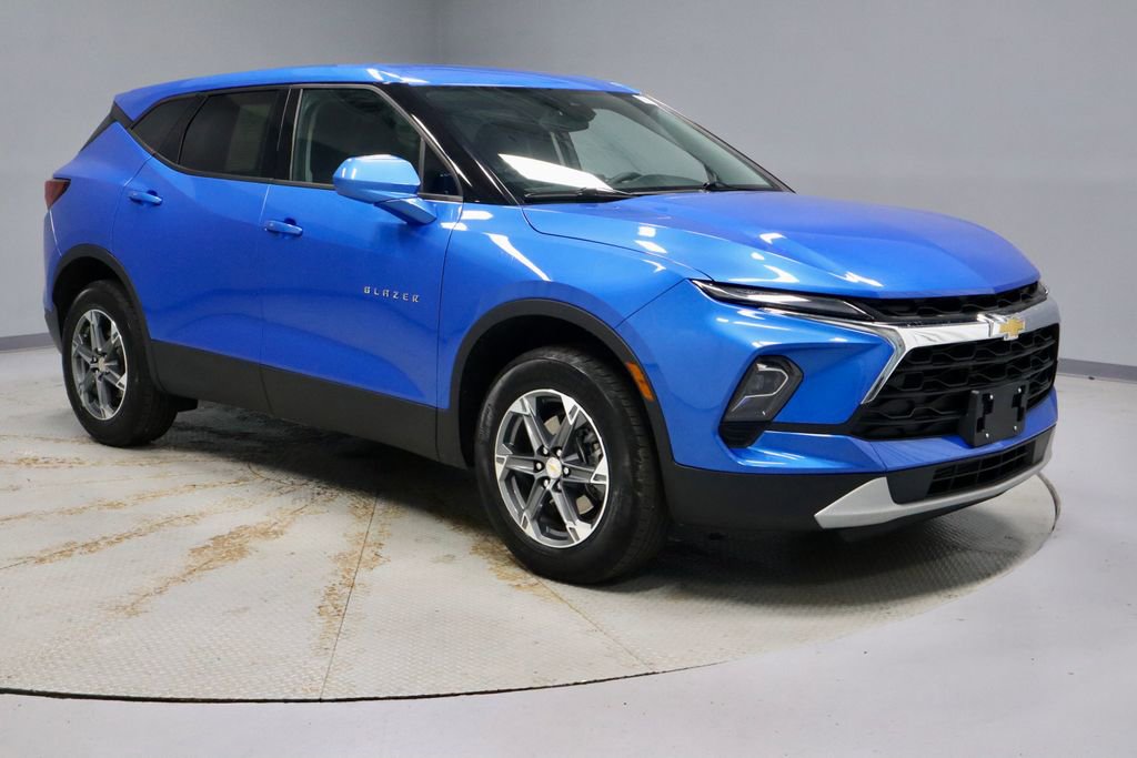 Used 2025 Chevrolet Blazer LT FWD image 1