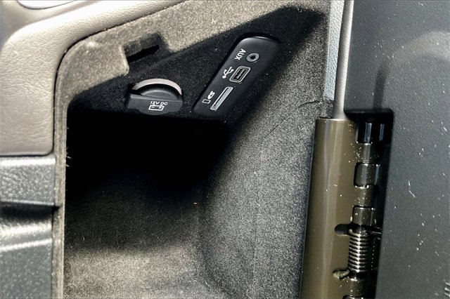 Used 2015 Dodge Challenger SRT image 24