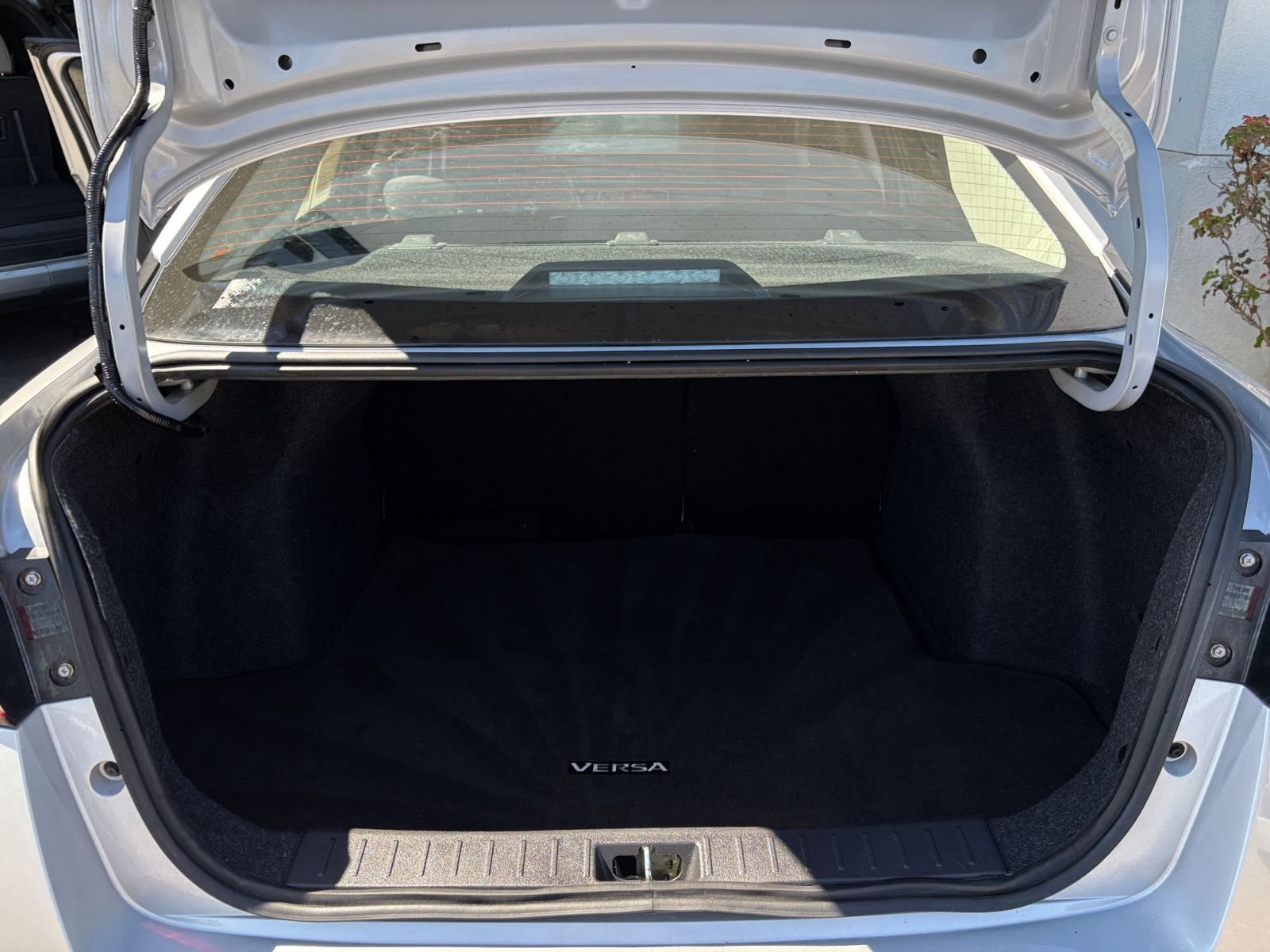 Used 2025 Nissan Versa SV FWD image 30