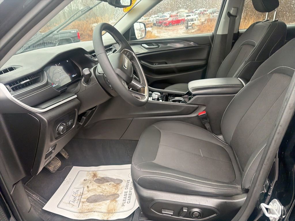 Used 2023 Jeep Grand Cherokee L Laredo image 11