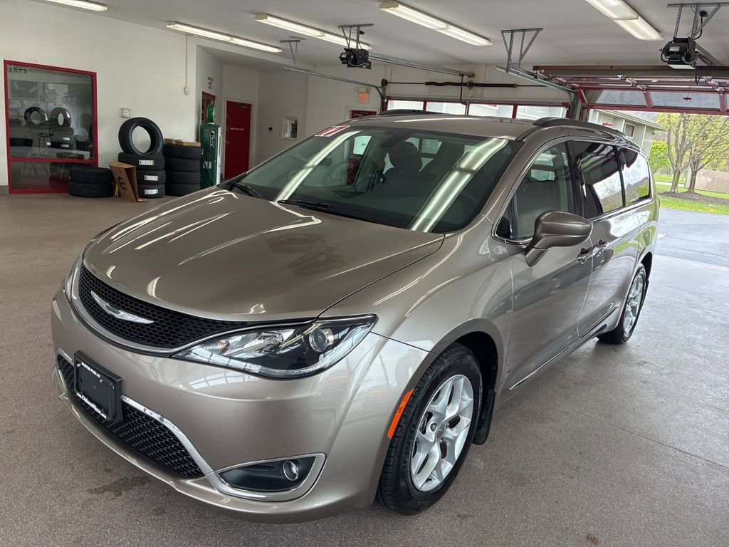 Used 2017 Chrysler Pacifica Touring-L w/ Tire & Wheel Group FWD image 3