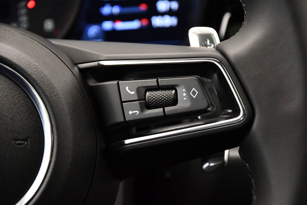 Used 2025 Porsche Macan image 23