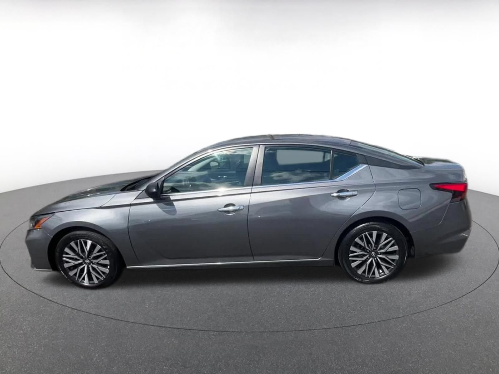 Used 2025 Nissan Altima 2.5 SV FWD image 9