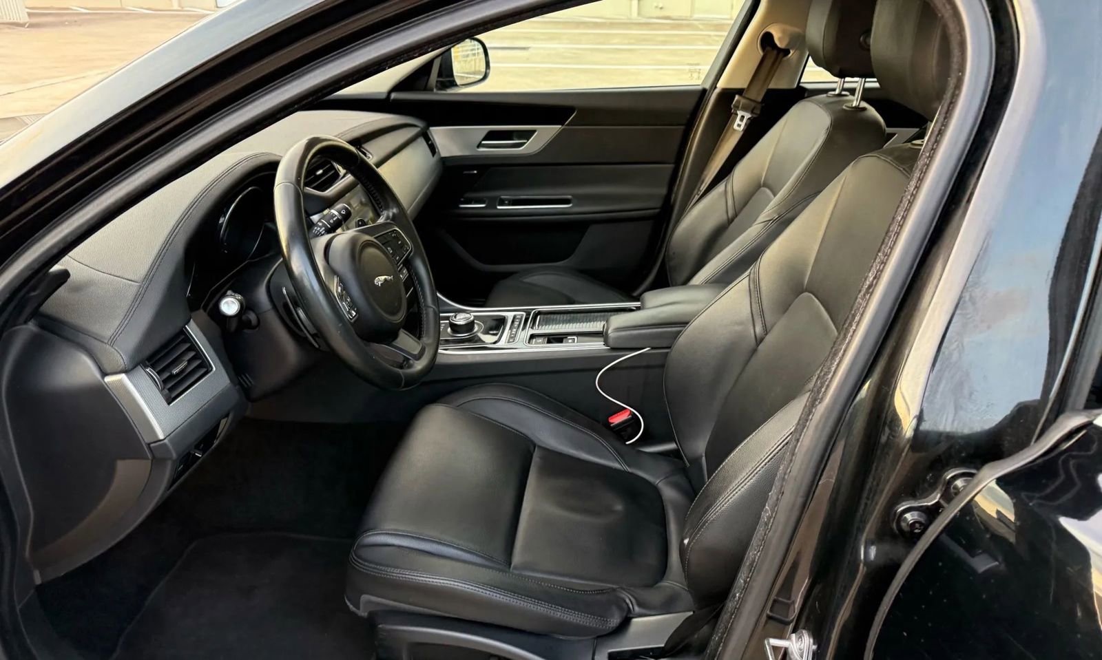 Used 2017 Jaguar XF Premium image 12