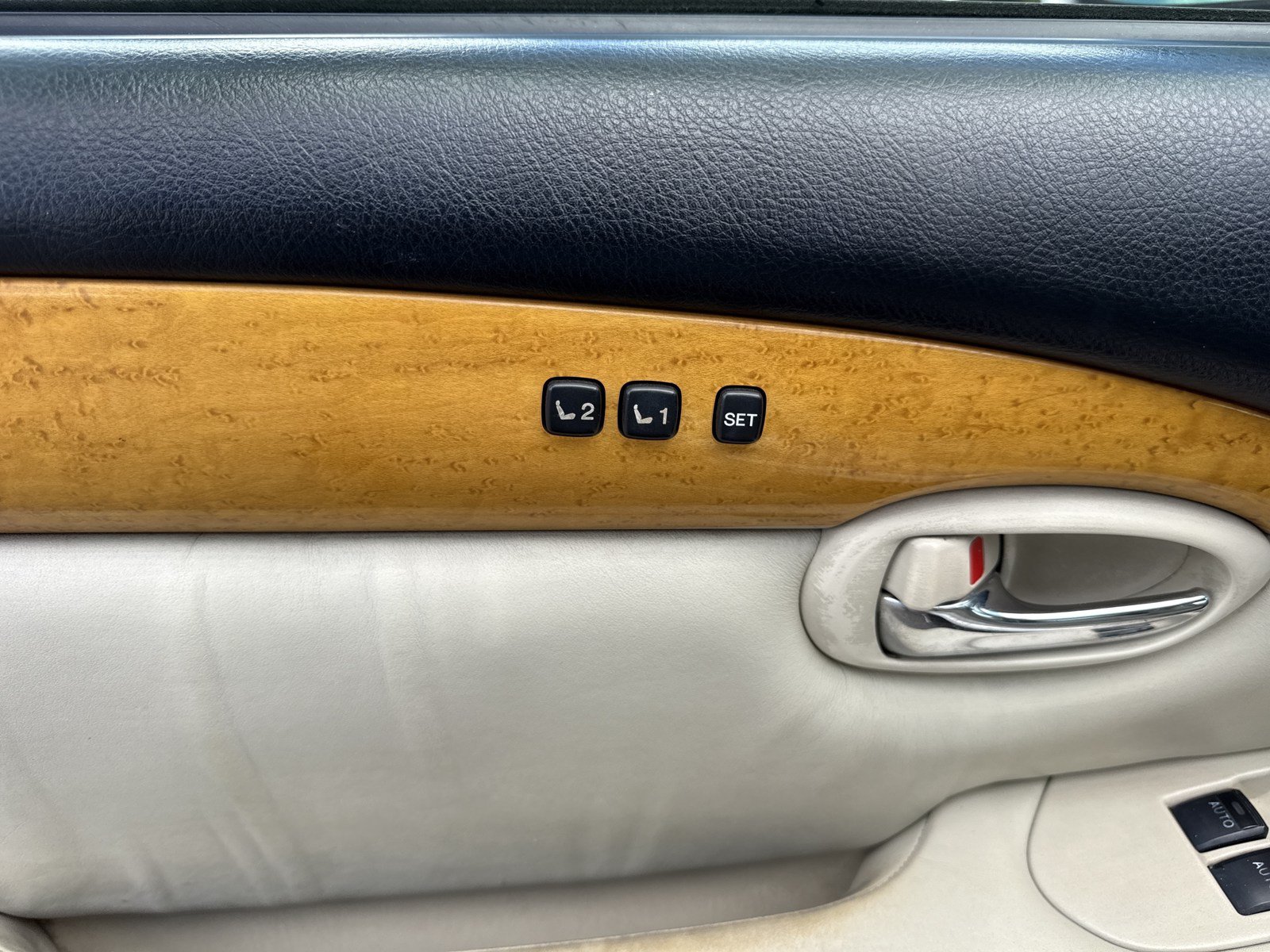 Used 2002 Lexus SC 430 Convertible RWD image 15