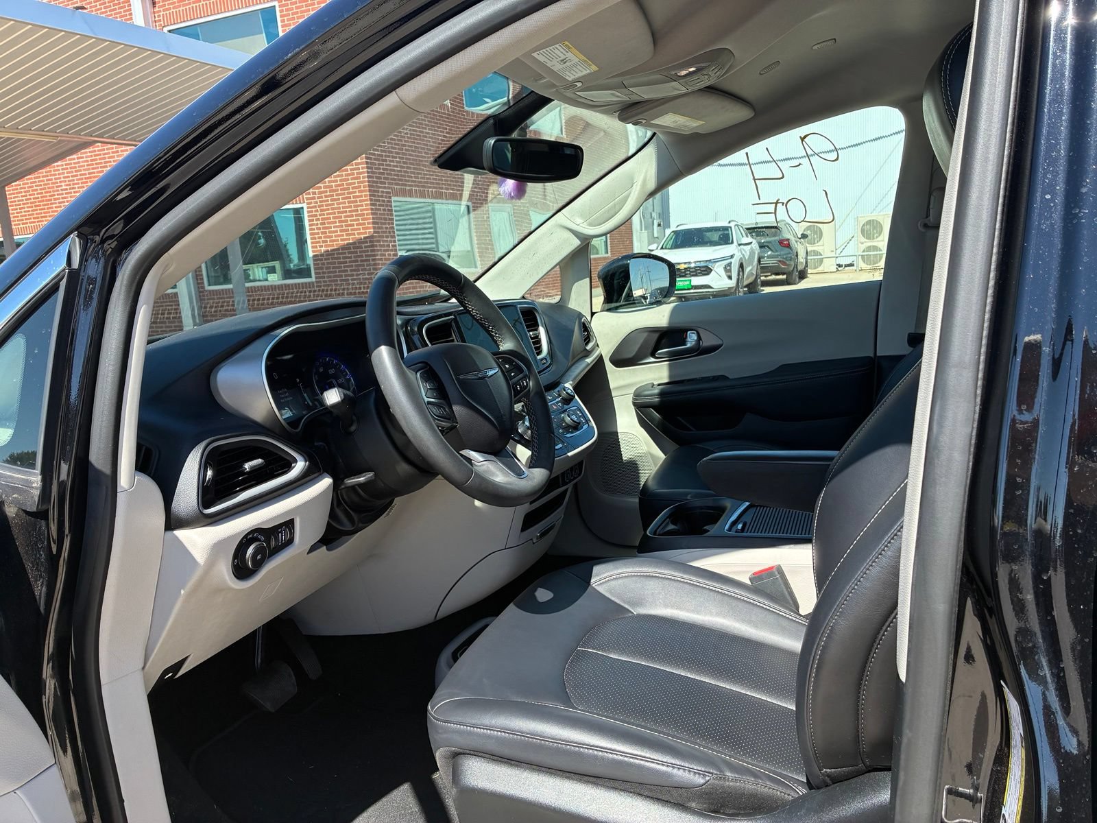Used 2024 Chrysler Pacifica Touring-L FWD image 2
