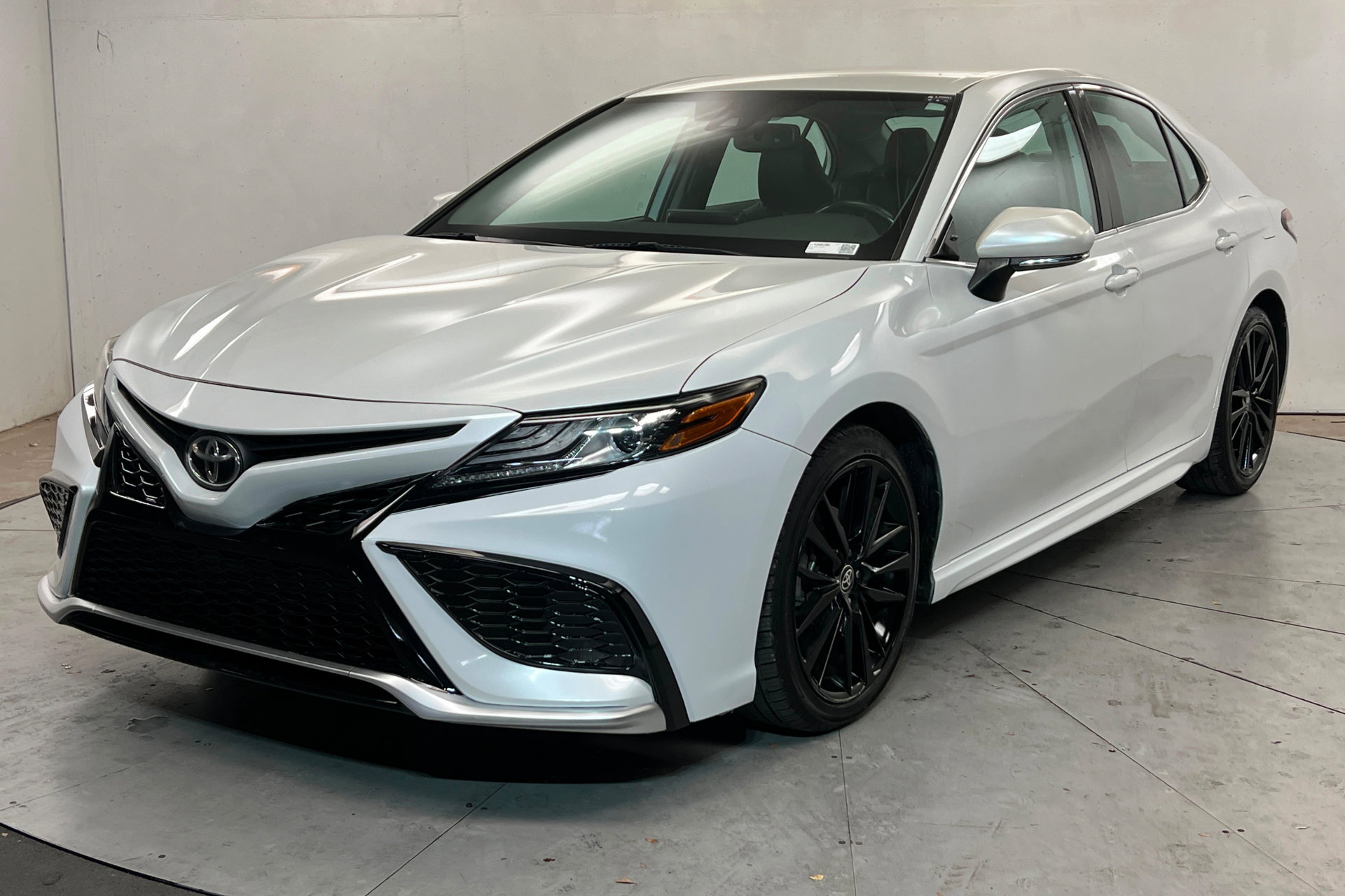 Used 2021 Toyota Camry XSE w/ Carpet Mat Package (TMS) FWD image 1